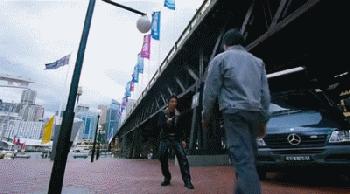 女生的嘴是撅着的,姑娘的嘴