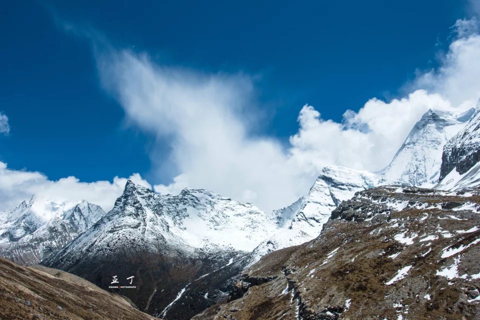 比拉萨还高一千多米的亚丁，该如何面对高反，吃红景天吗？