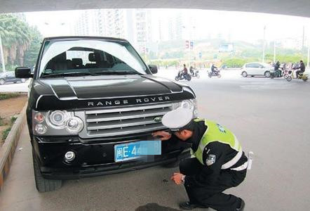 车牌只有2个固封螺丝,车牌照螺丝钉规定装几个