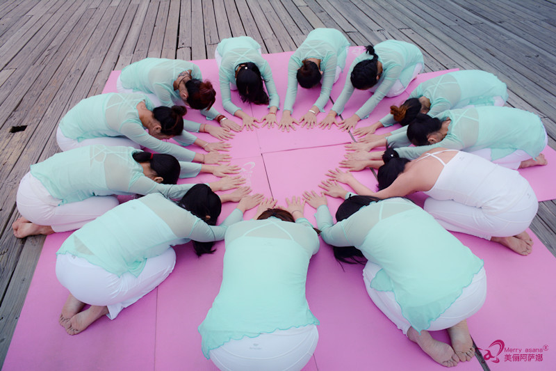 10个平凡女孩和瑜伽共舞之后
