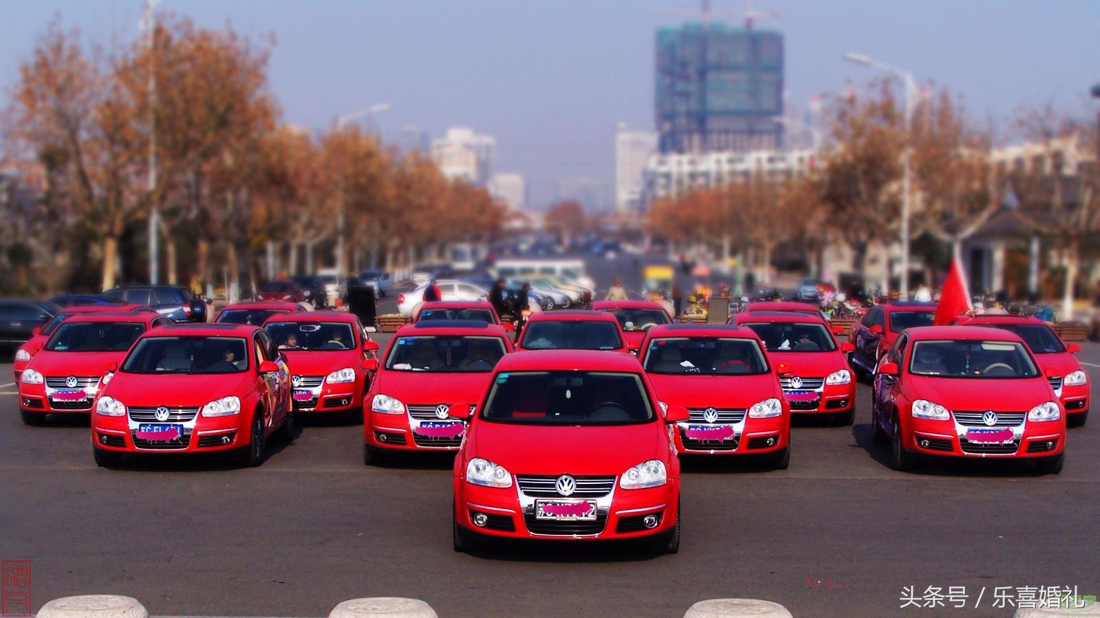 路遇霸气的婚礼车队,豪华婚车队霸气视频街头