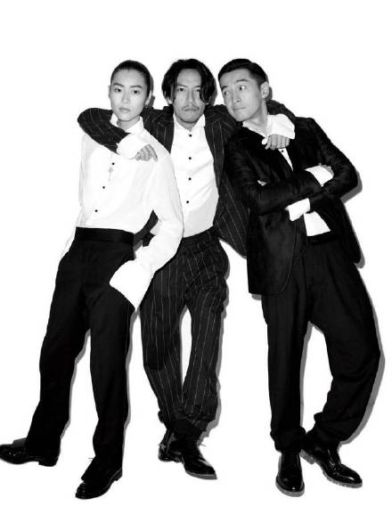 刘雯着绿色露腰上衣大秀好身材,刘雯保暖内衣走秀