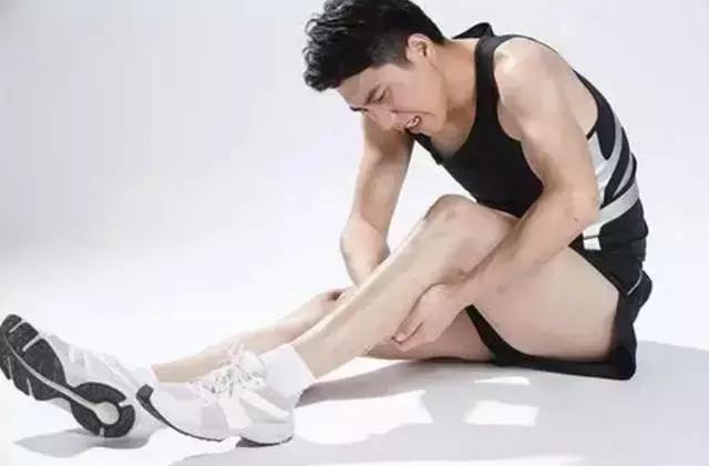 跌打扭伤24小时内是冷敷还是热敷,脚砸肿了24小时内是热敷还是冷敷