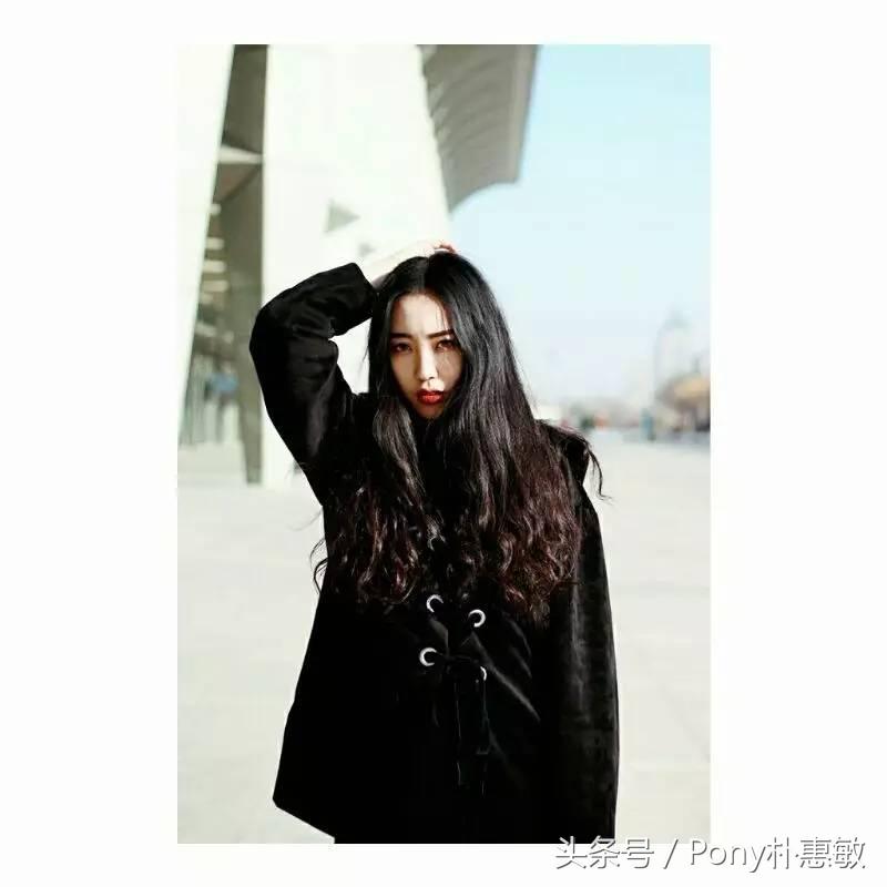 pony化妆师给路人化妆,化妆师pony细心的给别人化妆