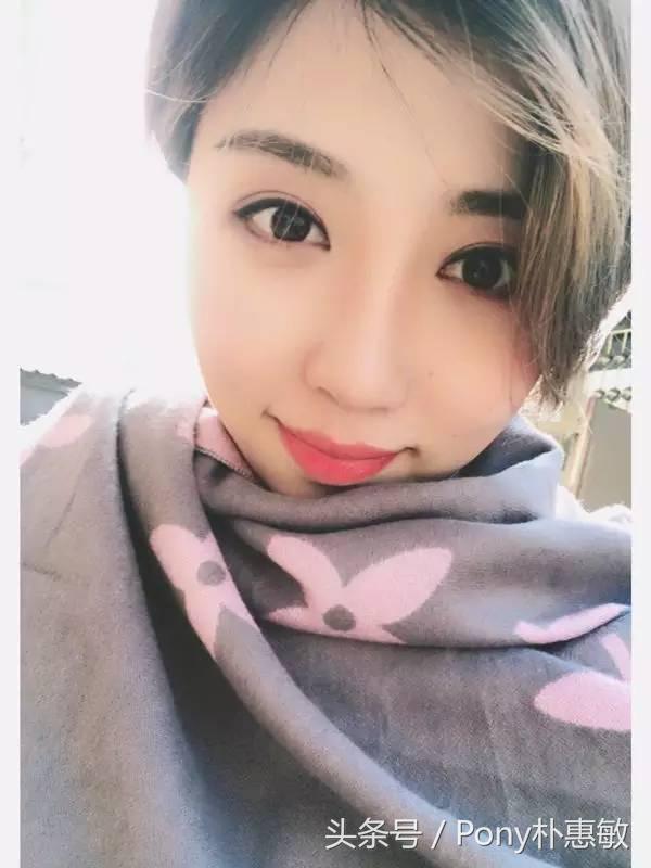 pony化妆师给路人化妆,化妆师pony细心的给别人化妆