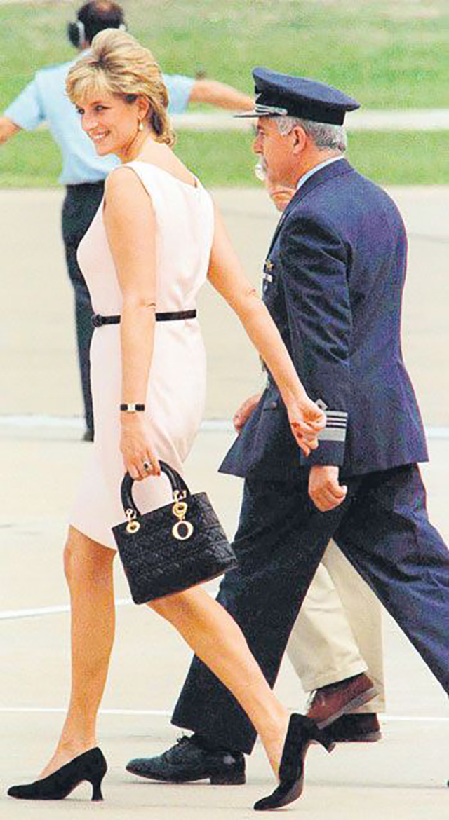 爱情会过期歌曲,爱情会过期跟谁都一样