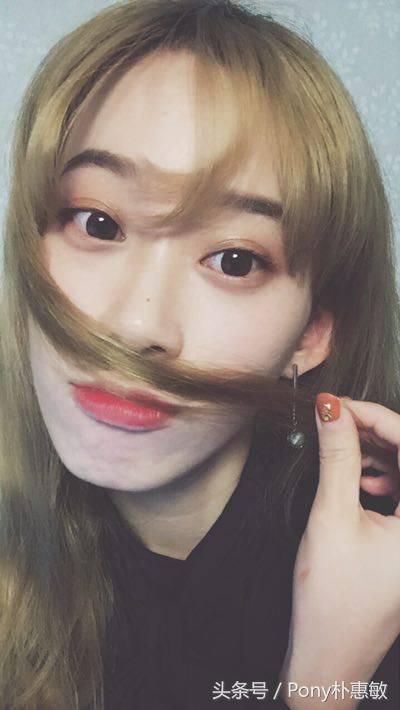 pony化妆师给路人化妆,化妆师pony细心的给别人化妆