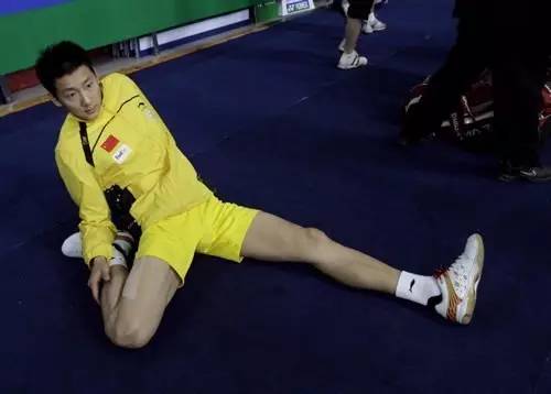 学羽毛球胳膊粗细不一样怎么办,女生打羽毛球如何防止胳膊变粗