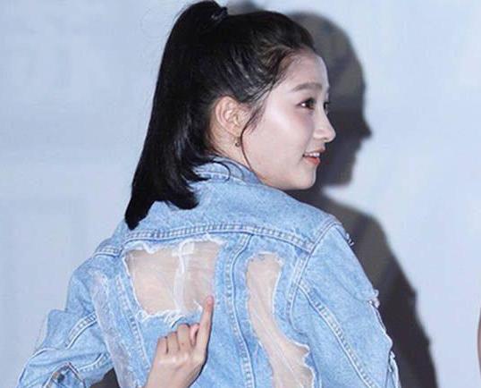 关晓彤穿搭有多大胆,关晓彤穿露肩衣的照片