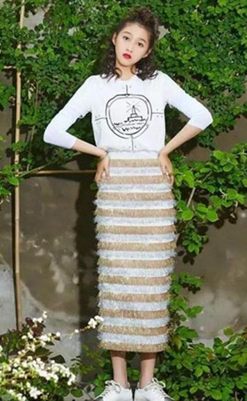 关晓彤穿搭有多大胆,关晓彤穿露肩衣的照片