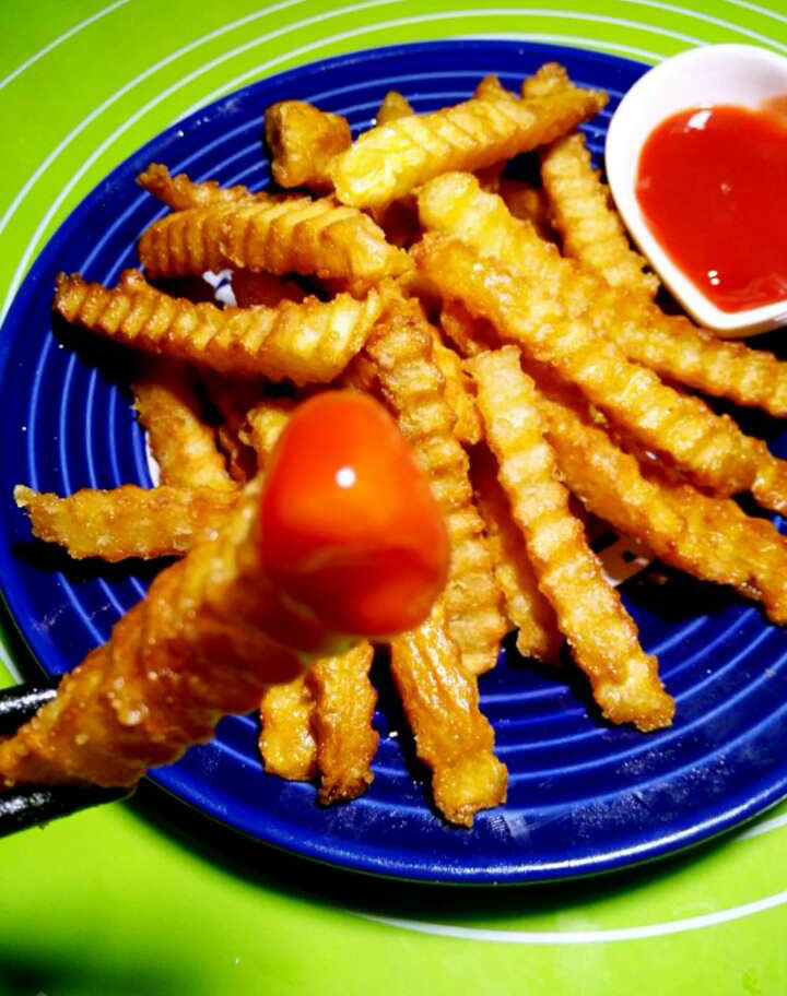 炸薯条要炸多久才会脆,炸薯条第一次炸与复炸的间隔