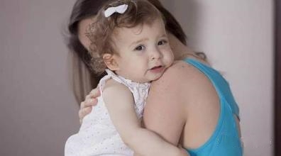 新生儿排痰的正确姿势图解,新生儿排痰最快的小妙招棉签