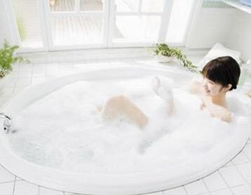 劳累了一天洗完澡放松一下心情,结束一天劳累之后洗澡