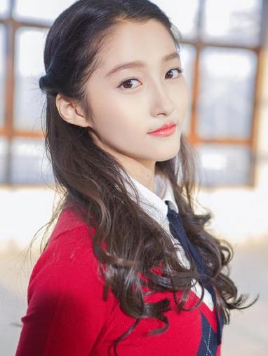 关晓彤穿搭有多大胆,关晓彤穿露肩衣的照片