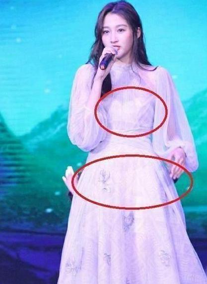 关晓彤穿搭有多大胆,关晓彤穿露肩衣的照片