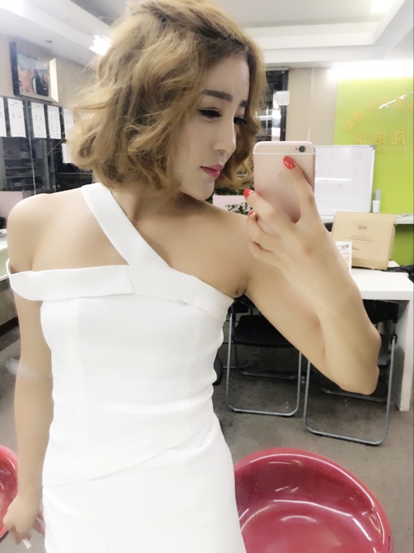 肩上带子,肩上有肩带勒痕