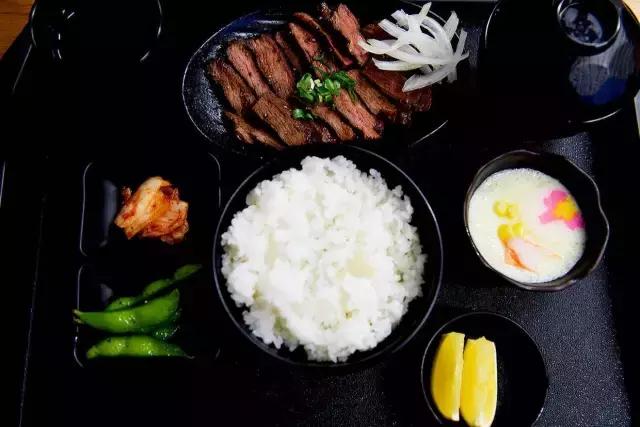 来一碗咖喱牛肉饭,一碗精致的牛丼饭