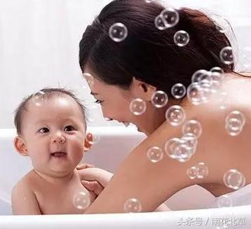 3个月宝宝洗澡的正确方法和步骤,育儿师给宝宝洗澡