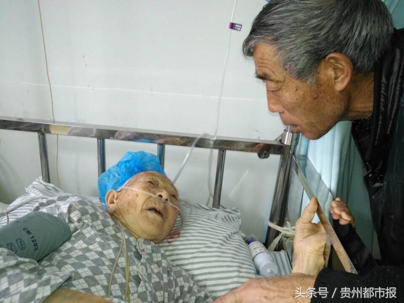 老人摔骨折行动不便,奶奶88岁大腿摔骨折敢动手术吗