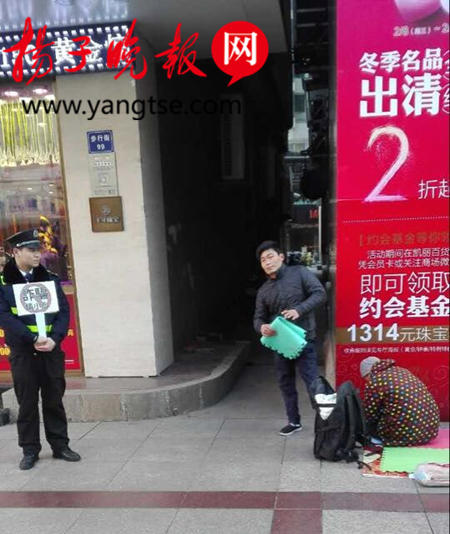 城管劝阻街头诈骗,城管举牌乞讨犯法吗