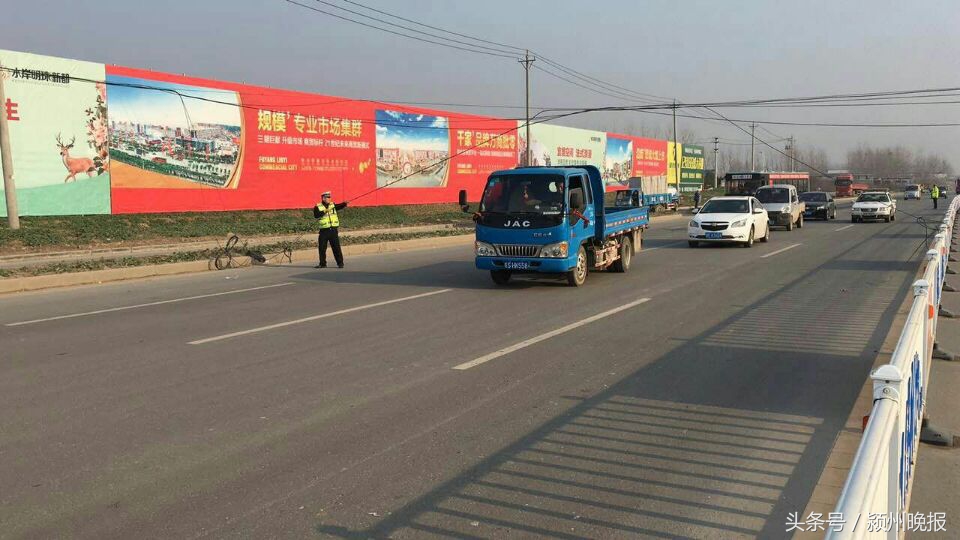 电缆脱落交警托举视频,光缆脱落交警冒雨托举保畅通
