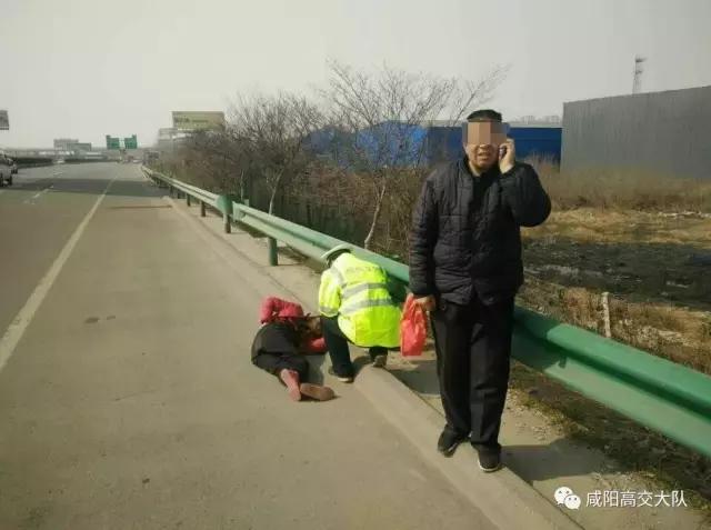 延安高交大队民警救火,高龄老人民警热心救助