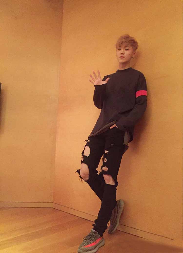 奶奶把破洞裤补上了,奶奶把破洞牛仔裤缝起来