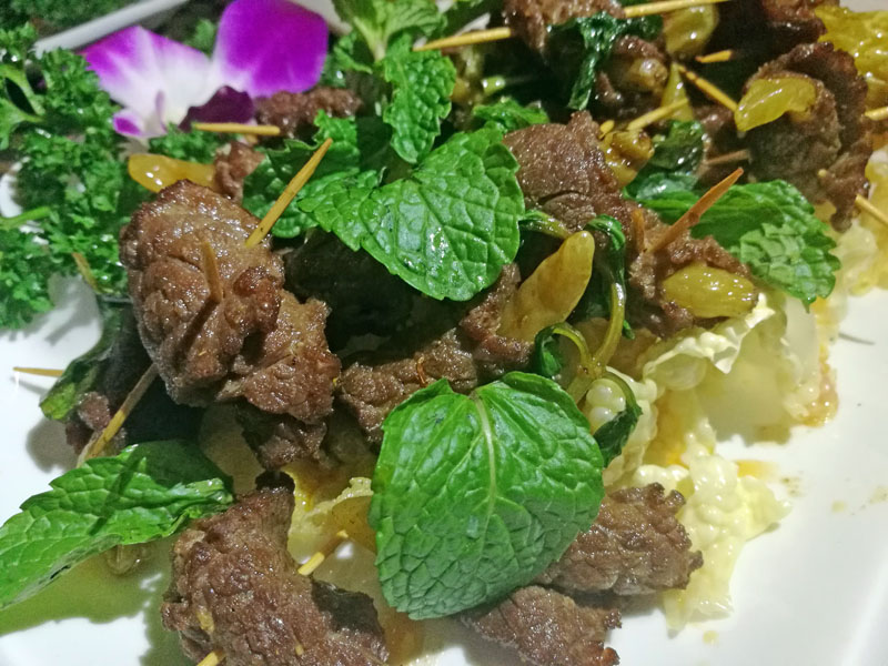 广西全猪宴哪里最好吃,南宁吃烤巴马香猪肉哪家最出名