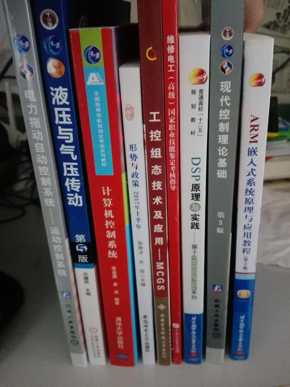 大学生晒教材书,大学生点赞期末不挂科