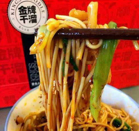 重庆解放碑苍蝇小馆子,重庆生意火爆的苍蝇面馆子