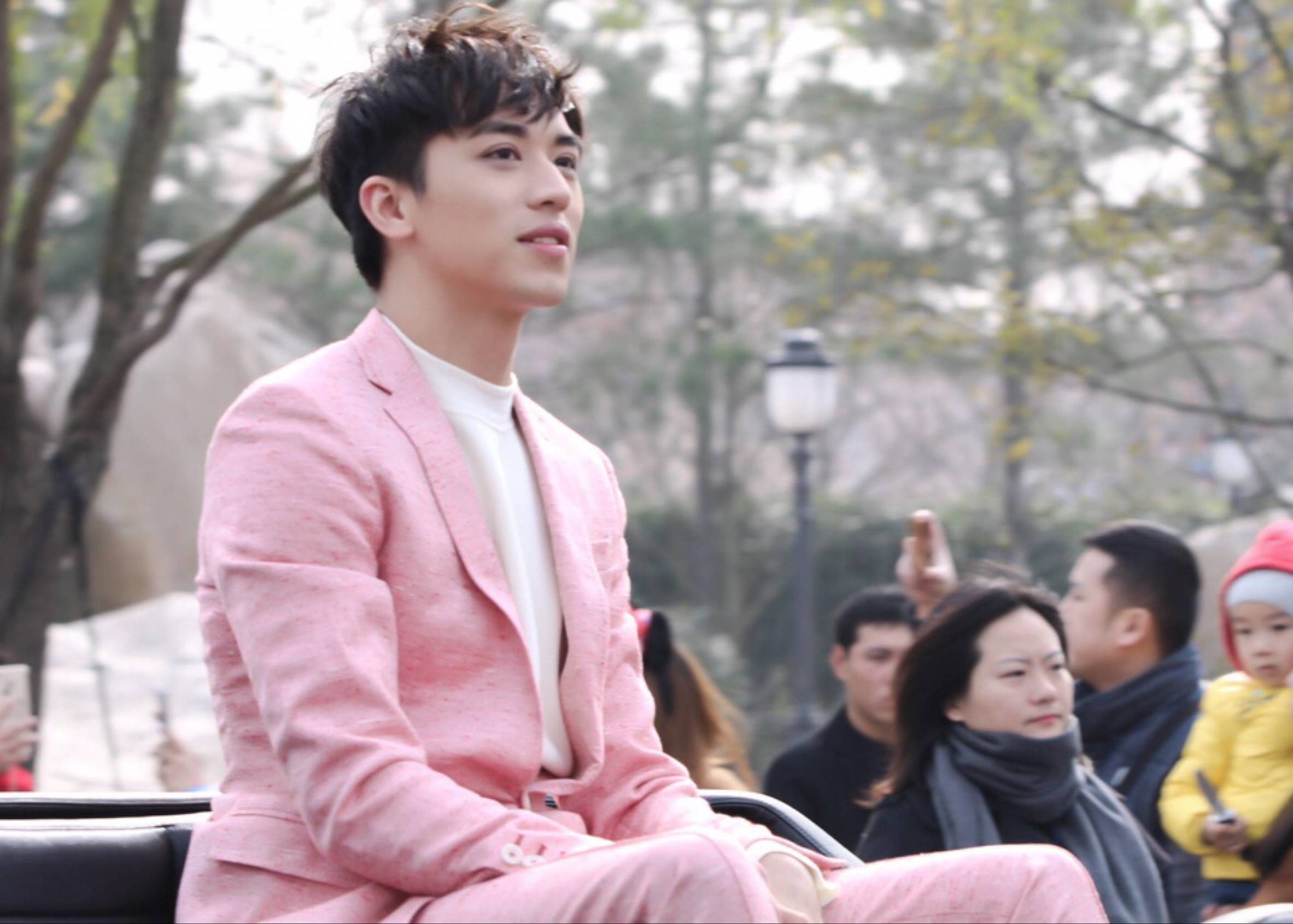 那些公认难穿的颜色，90后艺人许魏洲是怎么HOLD住的？