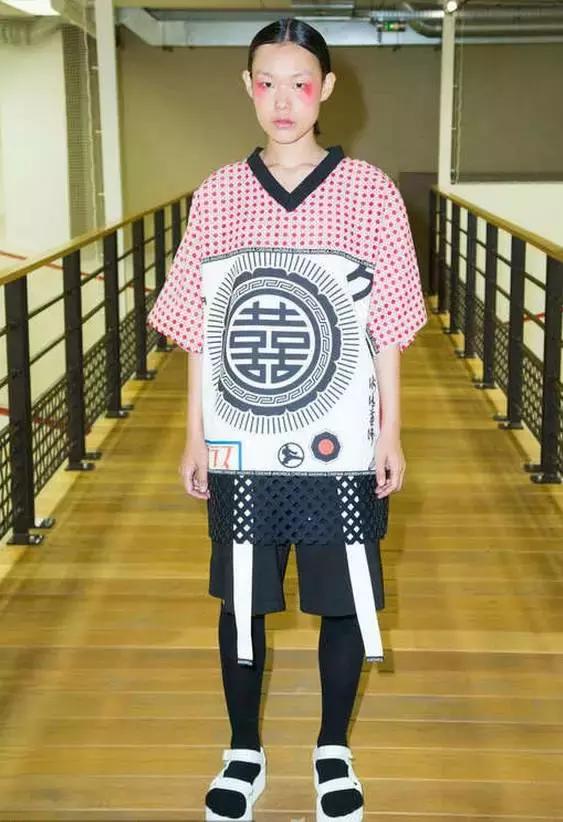 外国人把“酱油”穿在身桑，时尚界都流行用中文装逼啦！