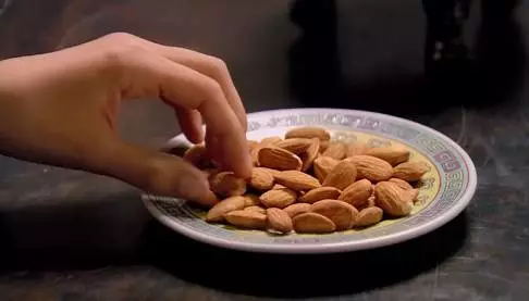 宝宝吞下了樱桃核,一岁宝宝吞了樱桃核怎么办