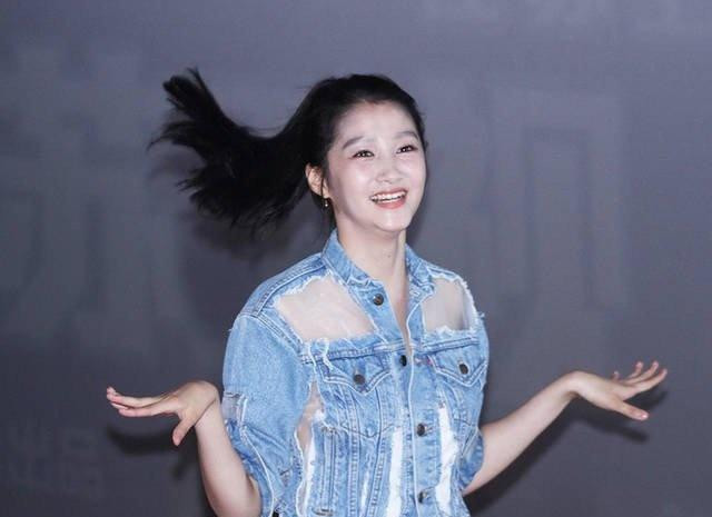 关晓彤穿搭有多大胆,关晓彤穿露肩衣的照片