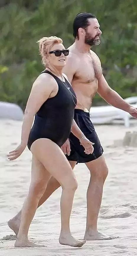 休杰克曼还会不会演金刚狼了 (休杰克曼牵手爱妻现身)