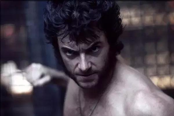 休杰克曼还会不会演金刚狼了 (休杰克曼牵手爱妻现身)