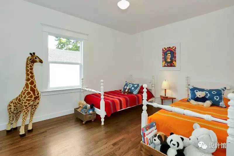 自建房与山融合,背靠石墙建房