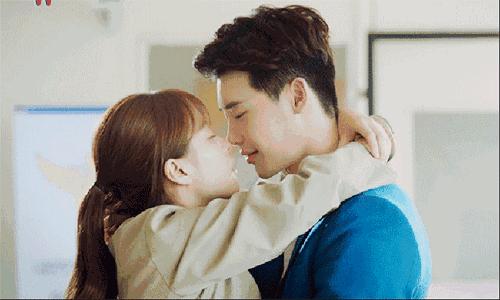 美女抹口红吻男神,涂上喜欢的口红吻最爱的他