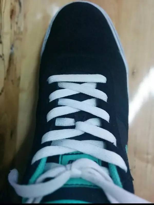 怎么不让鞋舌歪一边,鞋舌老是歪是脚什么问题