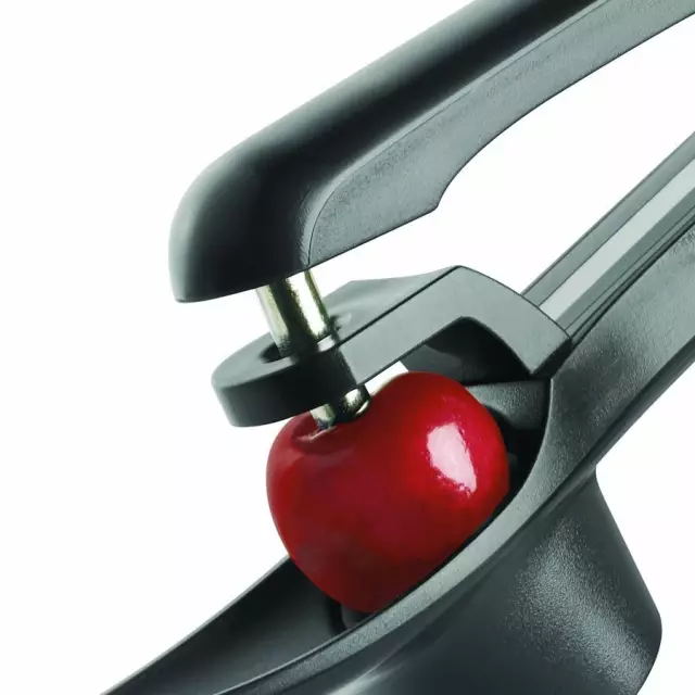 宝宝吞下了樱桃核,一岁宝宝吞了樱桃核怎么办