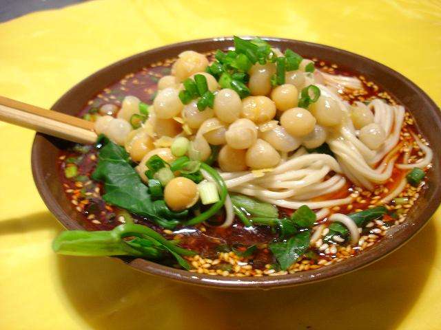 重庆解放碑苍蝇小馆子,重庆生意火爆的苍蝇面馆子