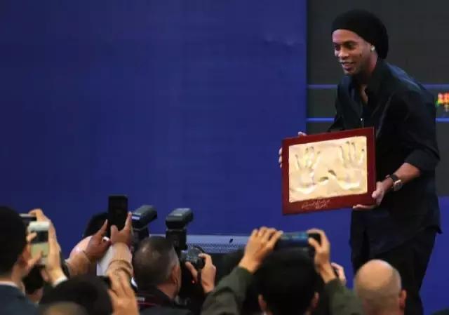 世界足球名人小罗,世界足球第一人小罗