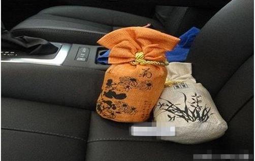 女司机车内传来阵阵腐臭，修车师傅看后，2招解决！