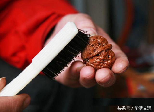 清洗文玩核桃能用牙刷吗,文玩核桃猪鬃刷怎么清洗