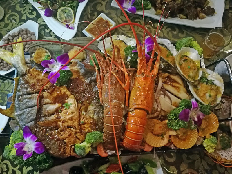 广西全猪宴哪里最好吃,南宁吃烤巴马香猪肉哪家最出名