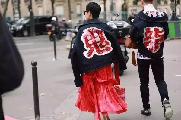 外国人把“酱油”穿在身桑，时尚界都流行用中文装逼啦！