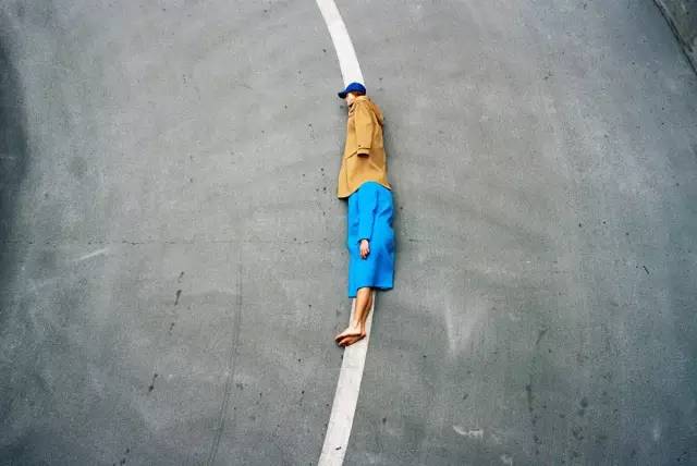 告别撞衫试试正流行的不对称衣服,适合40岁穿的小众品牌