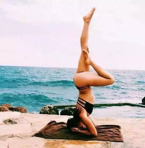 倒立的好处很多你能倒立吗,不会倒立的人怎么才能学会倒立呢