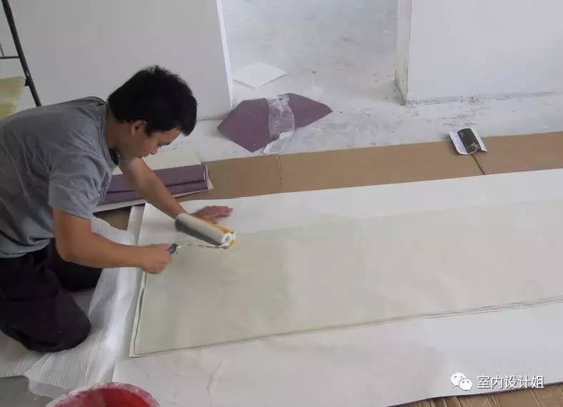 自粘墙纸翘边了怎么处理,自粘贴墙纸边缘开胶怎么办