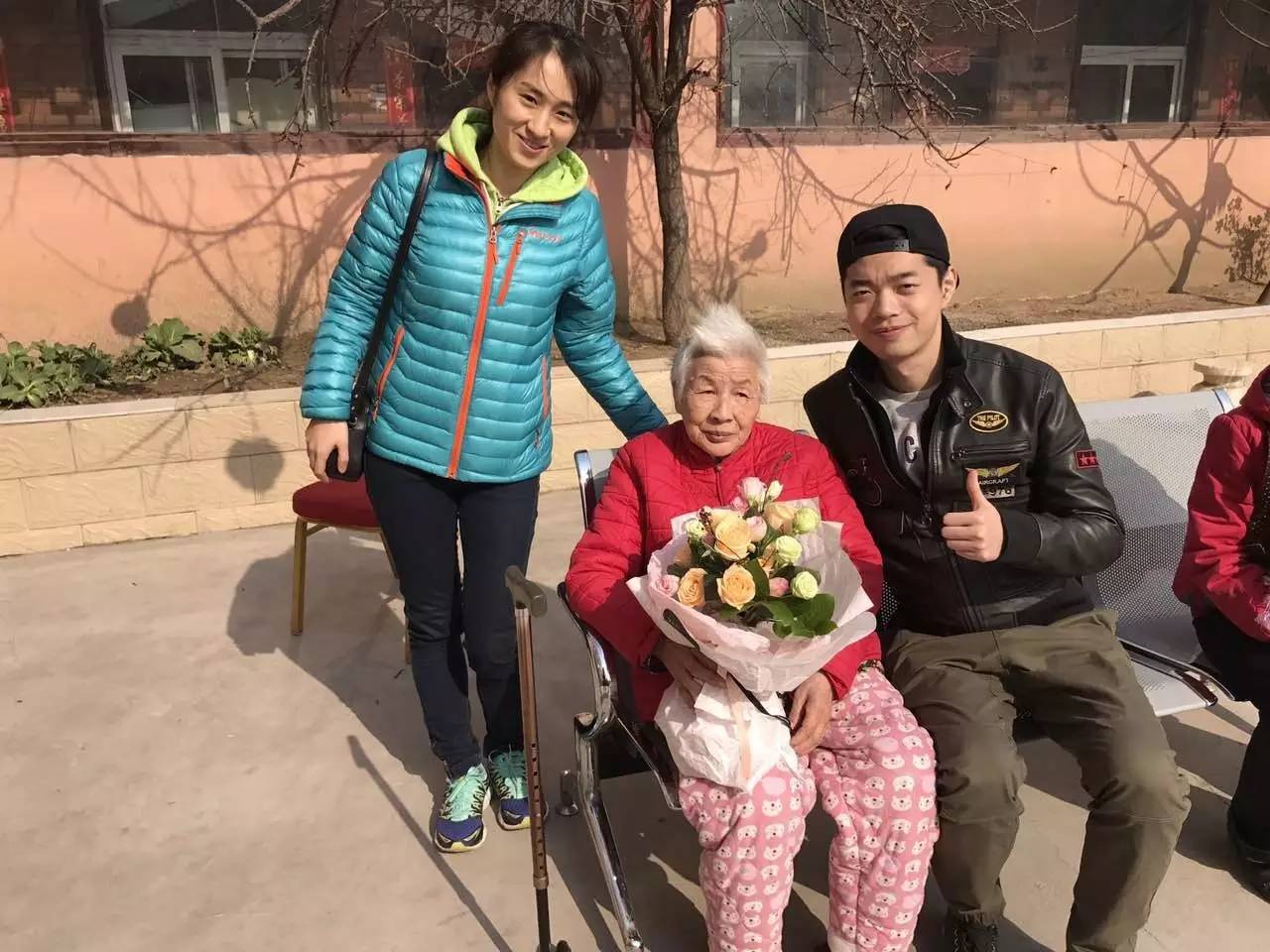 疯了！一群人在街上要钱，用了什么方法……竟拿到了这么多！